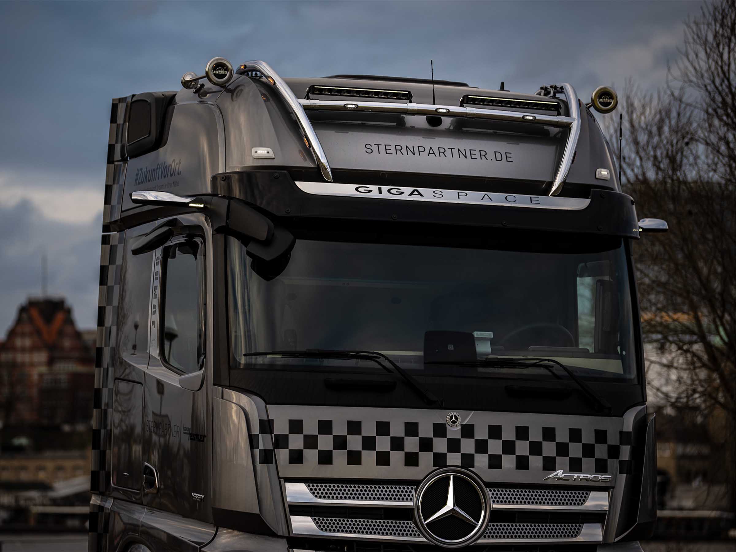 Mercedes Actros GigaSpace  without L9C: Jumbo stainless steel roof light  bar design H - Jumbo-Fischer Webshop