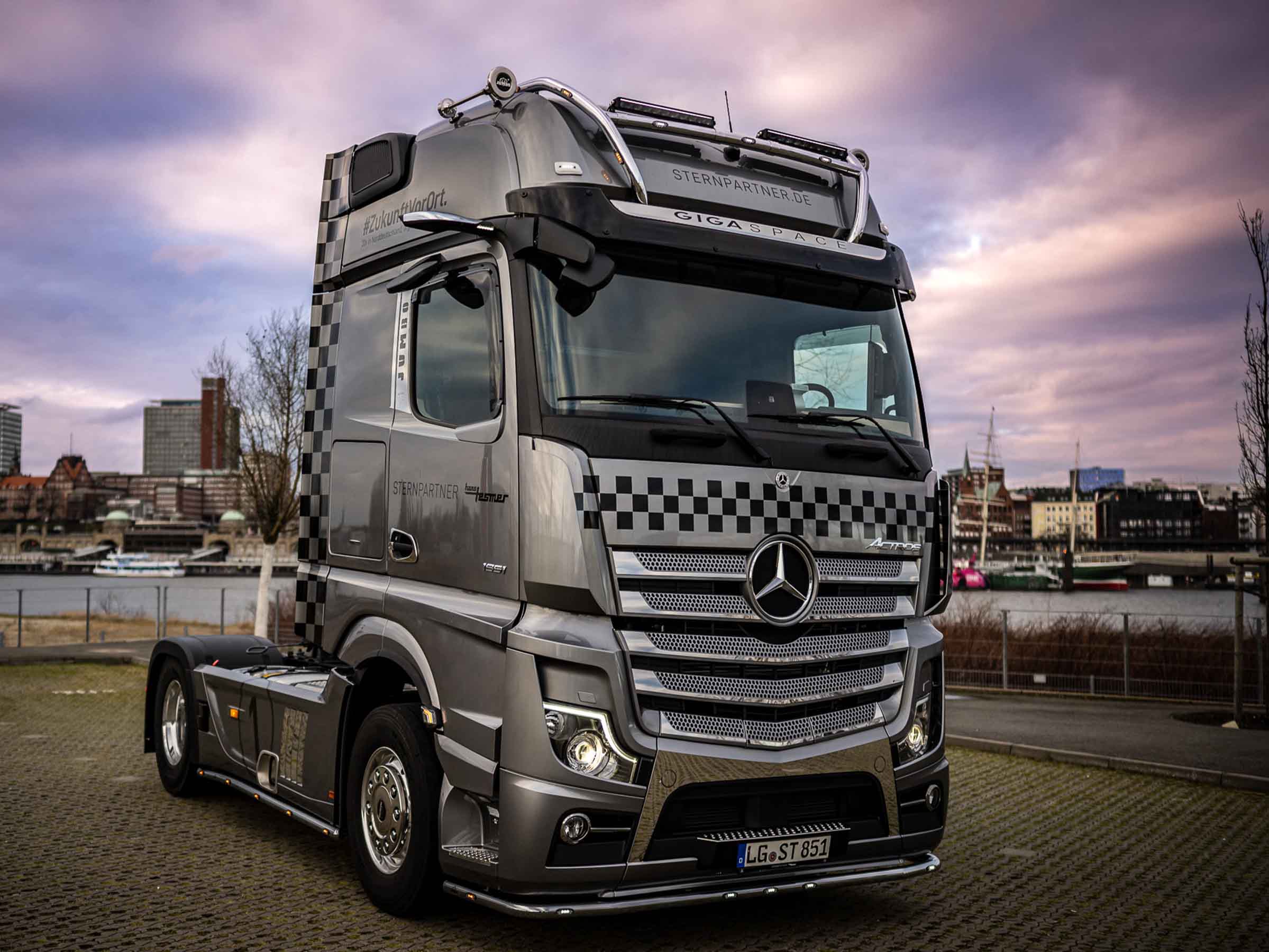 07.03.2022: TruckStyling für Mercedes Actros 5 mit GigaSpace-Fhs. -  Sternpartner Vorführfahrzeug - Jumbo-Fischer Webshop